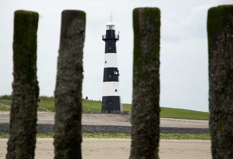 Vuurtoren en strand Breskens